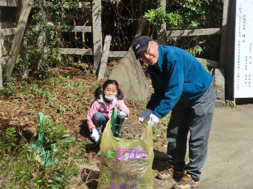 1907-12.4.2梨木神社　鹿田さんとお孫さん.jpg